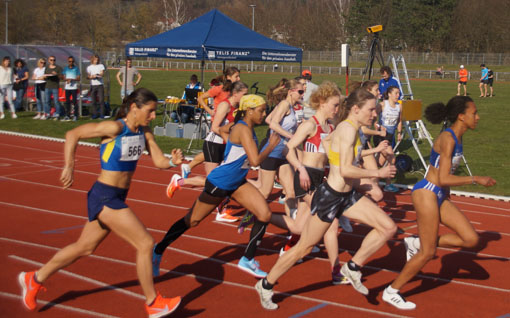 schon beim Start ganz vorne: Miriam Dattke (Brem-Foto) BLV 10000m2019 Frauen Lauf Start Bremfoto