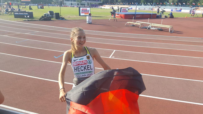 Emma Heckel feiert im ziel mit der deutschen Fahne (Foto privat) Heckel mit Fahne U20 EM21 Foto privat