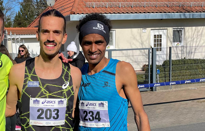 Filimon Abraham mit seinem Teamkollegen Simon Boch beim 10km Rennen in Berlin (Foto von Norbert Wilhelmi) Abraham Boch Berlin 10k 2022 Ringfoto