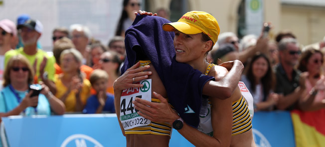 Angekommen und geschafft! Meni Mayer und Miri Dattke ligen sich in den Armen (Foto von Theo Kiefner) Dattke Mayer2 Ziel EM Kiefnerfoto