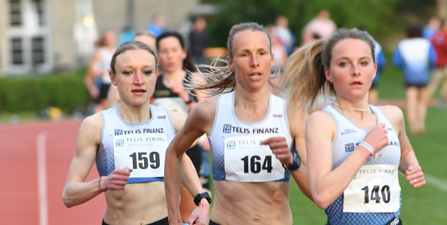 Maria Kerres, Domenika Mayer und Hanna Bruckmayer im Positionskampf (Foto von Claus Habermann) KerresMayerBruckmayer Challenge22 Habermannfoto