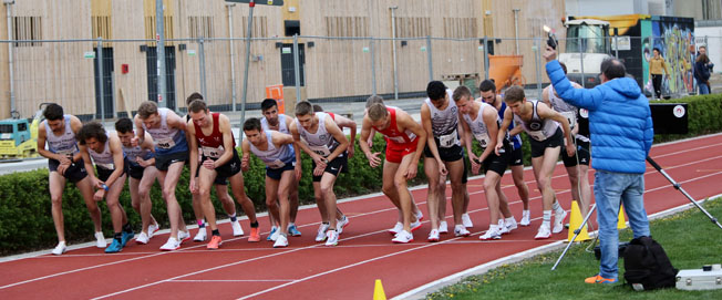 Männerstartphase mit Benedikt Brem, Kilian Schreiner, Dominik Notz neben den "Hasen" Kevin Key und Keyhan Hatami an der Außenkante der Startlinie (Foto von Christian Brüssel) Maennerstart1 Challenge22 Bruesselfoto