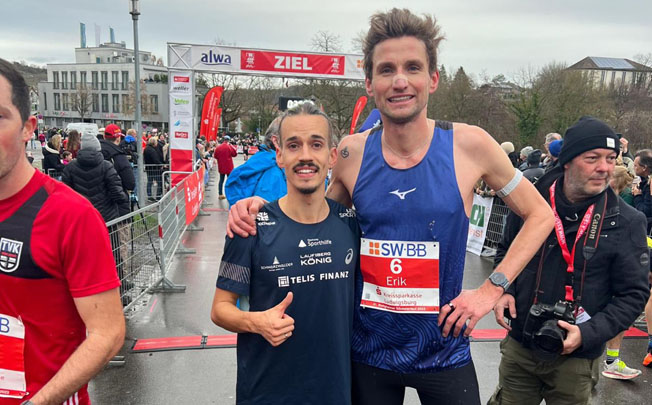 Simon Boch mit M35-Sieger nach dem REnnen in Bietigheim (Foto von Simon Boch privat) Boch Bietigheim Silvester23 Bochfoto