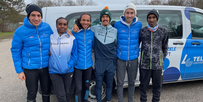 Sechs Asse aus der starken Laufabteilung der LG Telis Finanz (Foto von Kurt Ring) Telis Team am Bus2 Thermenmarathon23 Ringfoto