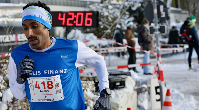 Adane Wuletaw eilt auch beim Nikolauslauf von Sieg zu Sieg (Foto von Christian Brüssel) Wuletaw4 Profil Nikolauslauf23 Bruesselfoto