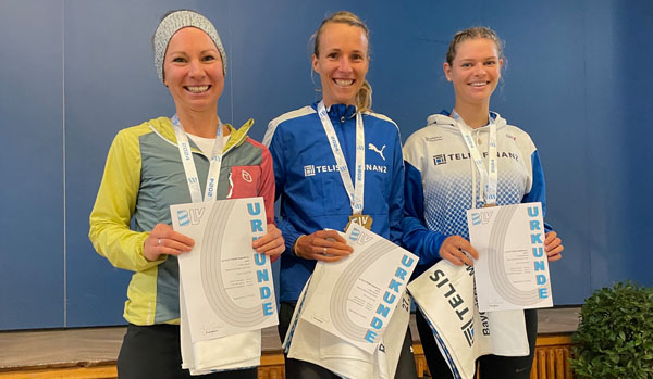 Simone Dehling, Meni Mayer und Leni Mayerhofer freuen sich über Teamgold (Foto von Kurt Ring) MayerDehlingMayerhofer BLV10km Ringfoto