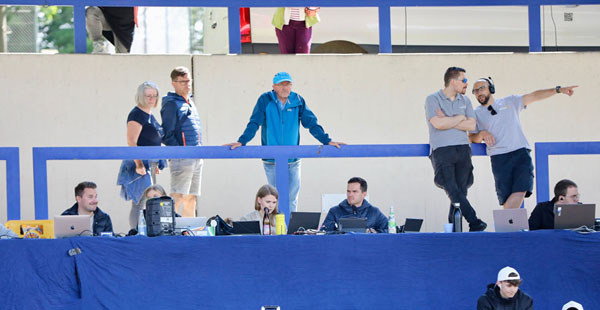 Regiebereich bei der Sparkassen Gala (Foto von Theo Kiefner) Moderatoren Gala24 LK25 Bruesselfoto