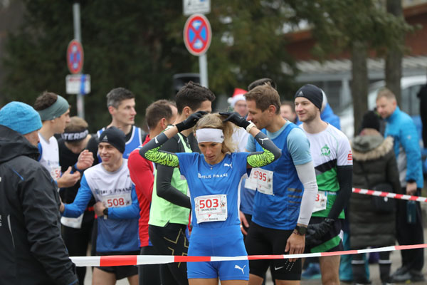 Meni Mayer verleiht Sport Tahedl Nikolauslauf Olympiaflair (Foto von Christian Brüssel) Niko24 1km Start Bruesselfoto