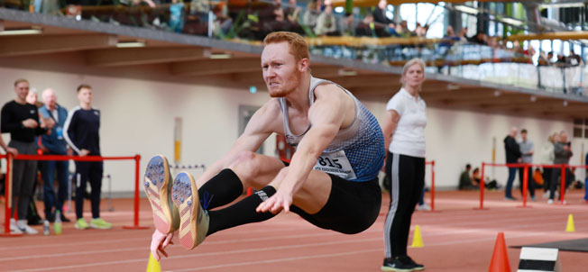 Benedikt von Hardenberg springt von Wettkampf zu Wettkampf immer weiter (Foto von Theo Kiefner) von HardenbergBenedikt2 Sueddeutsche Halle2024 Kiefnerfoto