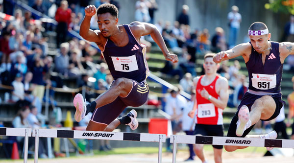 Emil Agyekum gewinnt die 400m Hürden bei der Sparkassen Gala 2024 (Foto von Theo Kiefner) Agyekum Preis4 Gala24 Kiefnerfoto