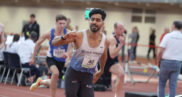 Reza Bahreini auf dem Weg zum Hürden-Gold (Foto von Theo Kiefner) BahreiniReza1 BLV Halle26 Kiefnerfoto