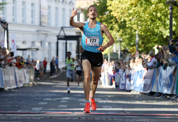 Simon Boch holt DM-Gold auf den Straßen von Siegburg (Foto  von THeo Kiefner) BochSimon2 DM10km2025 Kiefnerfoto
