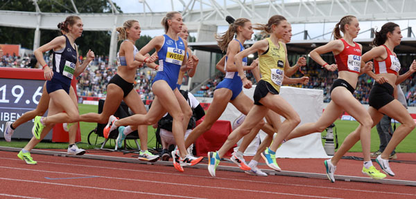 Hanna Bruckmayer im kompletten 1.500m Pulk (Foto von Theo Kiefner) Bruckmayer Wessel DM2025 Dresden Kiefnerfoto