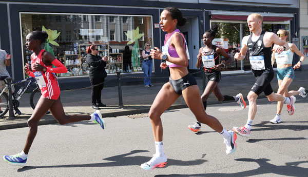 Miriam Dattke beim Marathon in Düsseldorf (Foto von Theo Kiefner) DattkeMiriam1 Duesseldorf Mar25 Kiefnerfoto