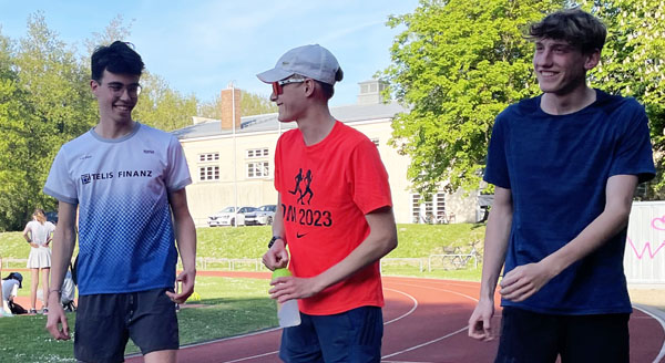 Elias Kolar zwischen seinen Trainingskumpeln Luis Festl (links) und Liam Parker (Foto von Kurt Ring) FestlKolarParker Portrait 2528 04 2025 Ringfoto