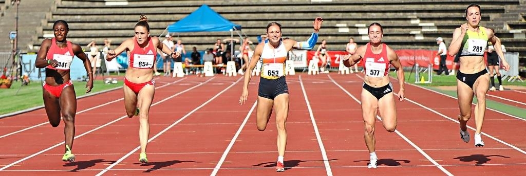 Lisa Mayer (Mitte) verschaffte sich mit dem Sieg beste Karten für die Team-EM. Auf den Bahnen neben ihr liefen mit Lisa Marie Kwayie und Rebekka Haase (links) und Sophie Junk und Alexandra Burghardt bronzene Mitstreiterinnen von Olympia 2024 in Paris. (Foto von Christian Brüssel ) Gala25 100mFrauen Bruessel
