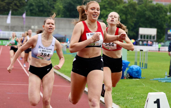 Millimeterentscheidung über 800m der U23 Frauen (Foto von Theo Kiefner) KalusMeike BLVU23 U16 Kiefnerfoto