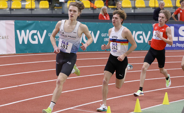 Elias Kolar bei seiner DM-Hallenschlacht vor Tristan Kaufhold (Foto von Theo Kiefner) KolarElias3 U20 DM Halle Kiefnerfoto