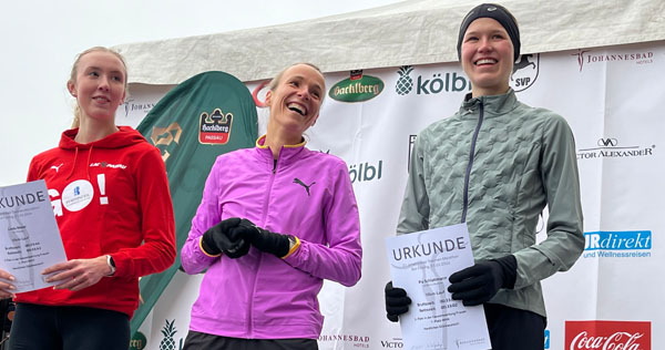 Das Siegertrio beim 10km Lauf der FRauen (Foto von Doris Scheck) MayerMeni2 siegerehrung Thermen10km Scheckfoto