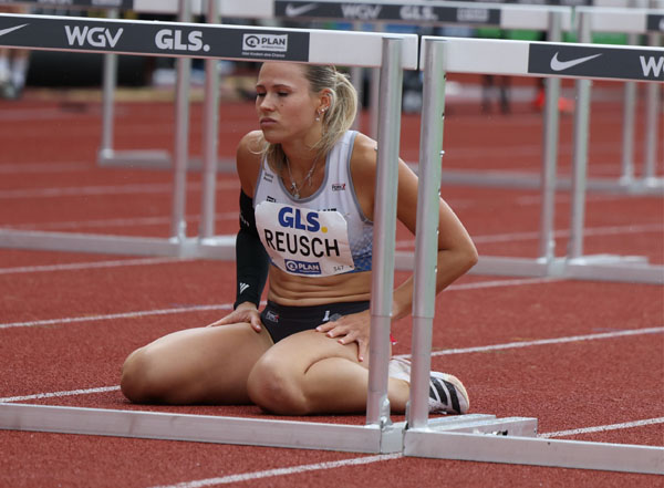 Frustrierte Sabrina Reusch im Hürdenwald (Foto von Theo Kiefner) Reusch Hurdensturz1 DM MK Kiefnerfoto2025