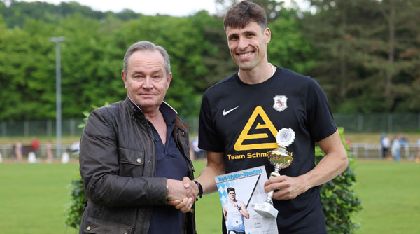Thomas Watter übergibt den Pokal an 800m Sieger Fabian Riedelsberger (Foto von Theo Kiefner) Watter Riedelsberger1 Wattermeeting25 Kiefnerfoto