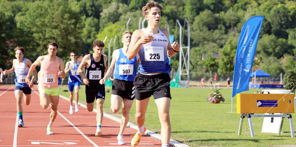 Niko Endemann holt Watter-Pokal mit überzeugenden 800m Sieg (Foto von Theo Kiefner) EndemannNiko1 Wattermeeting26 Kiefnerfoto