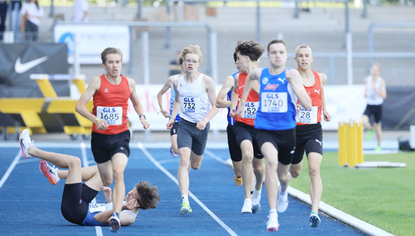Juri Freilingers Sturz im Halbfinale (Foto von Theo Kiefner) FreilingerJuri2 DM23 18 2026 Kiefnerfoto