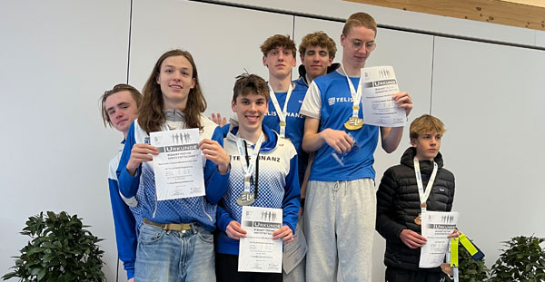 Sechs Telis-Jungs freuen sich über Team-Gold und -Silber (Foto von Doris Scheck) ParkerWolter2 BLV Cross2026 siegerehrung Team scheckfoto