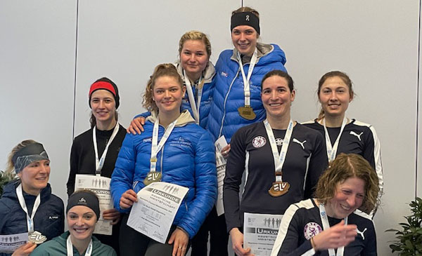 Leni Mayerhofer, Svenja Ojstersek und Sophie Huber als Bayerische Crossmeisterinnen (Foto von Doris Scheck) Telis Damen2 BLV Cross2026 siegerehrung scheckfoto